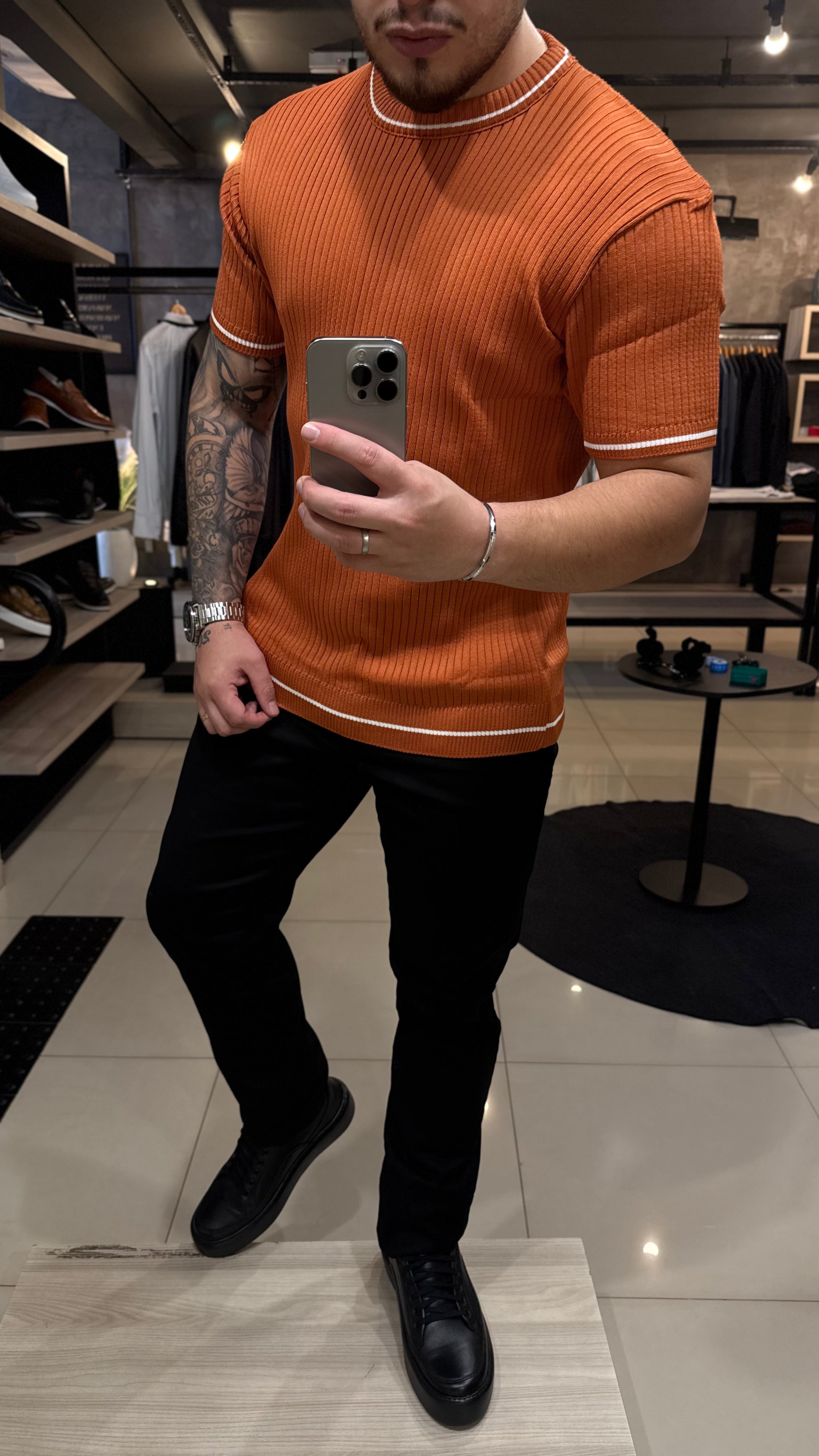 Camiseta Tricot Gola Detalhada